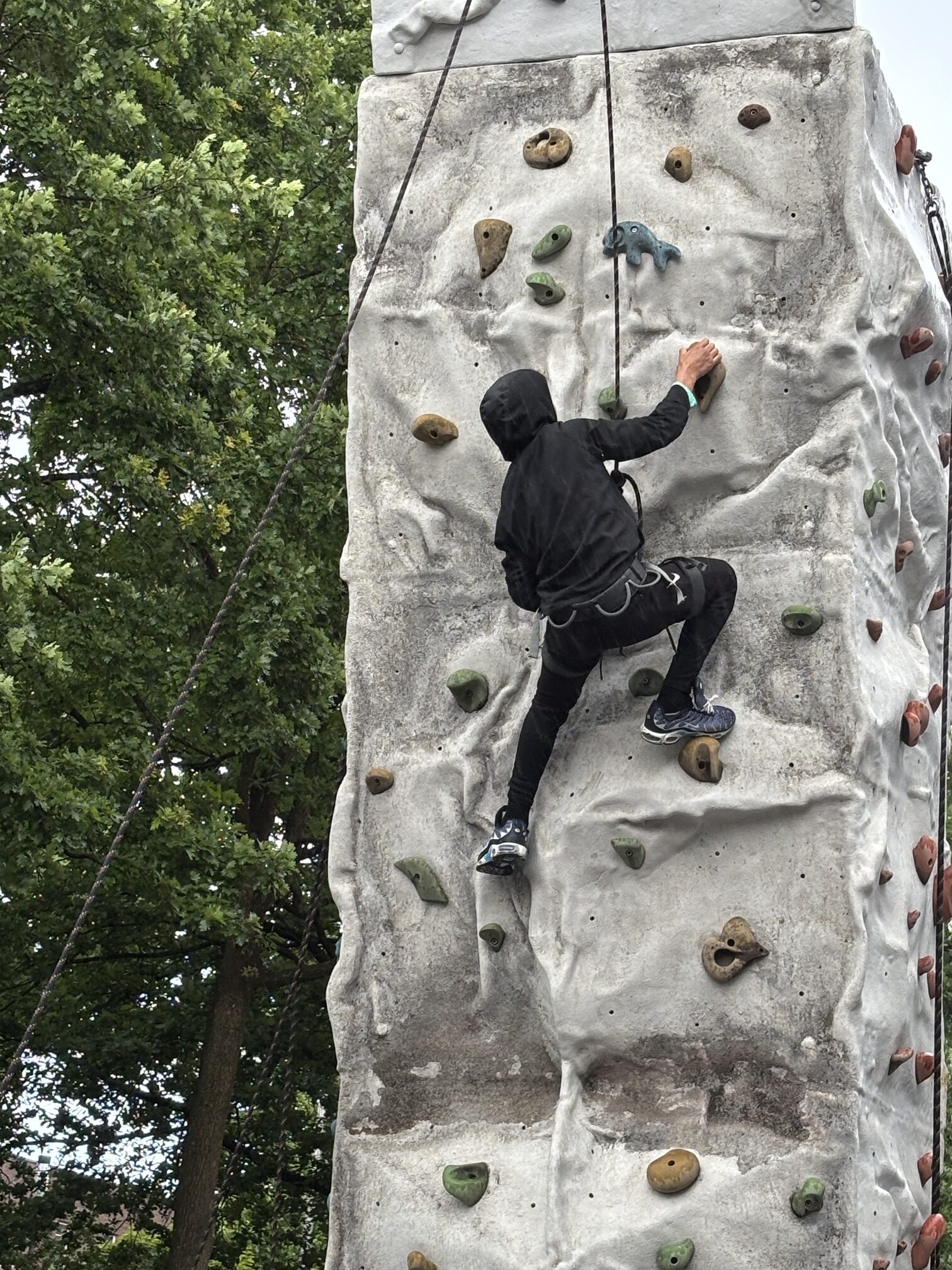 Mobiler Kletterturm an dem ein Kind gerade hochklettert.